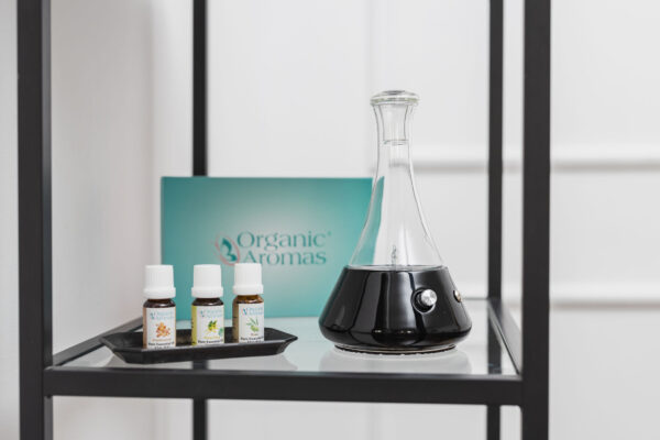 Dyfuzor nebulizujący olejki eteryczne Opulance black firmy Organic Aromas. Ten dyfuzor ma ceramiczną podstawę w czarnym kolorze i szklany zbiornik.